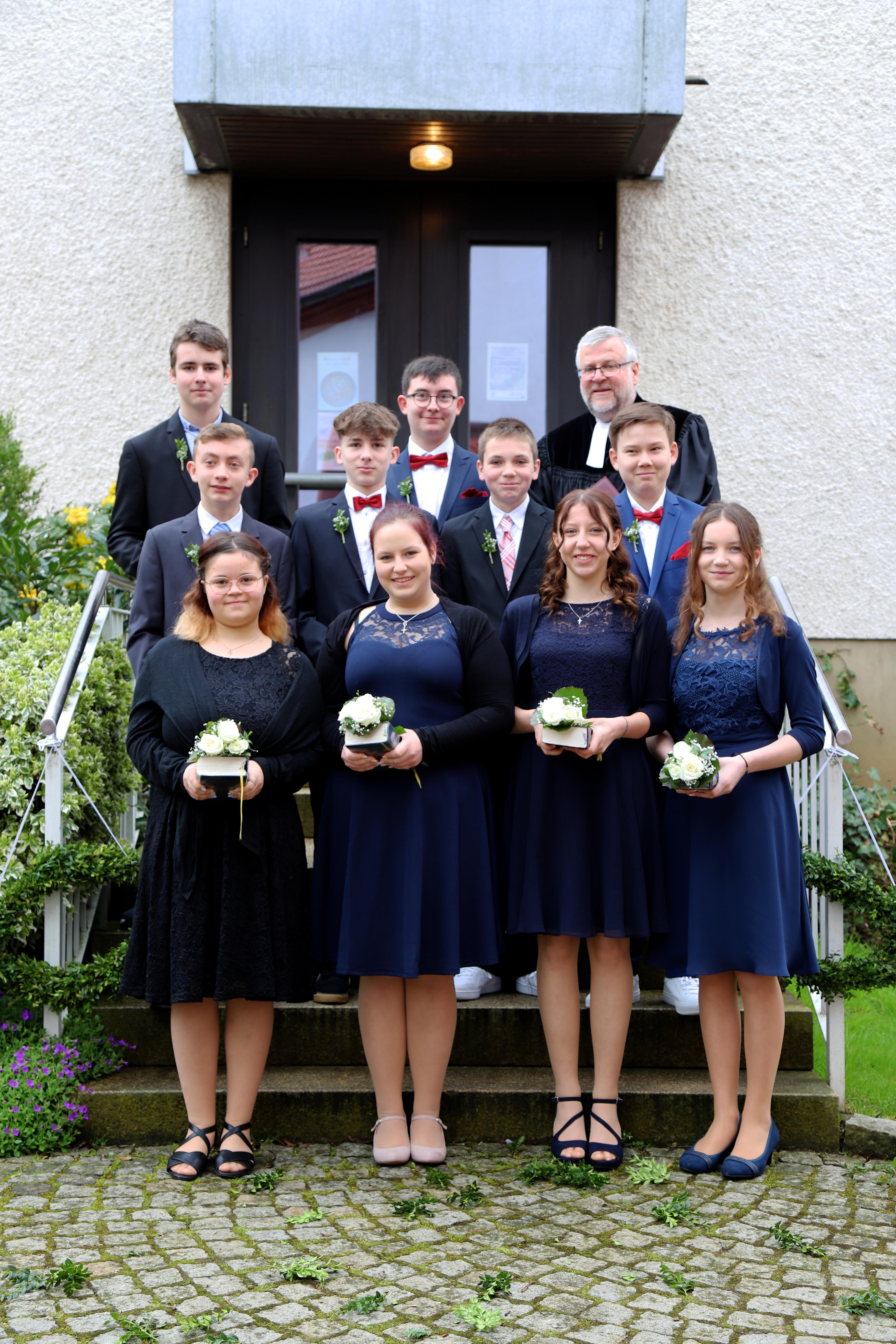 junge-christen-feiern-ihre-konfirmation-in-der-hersbrucker-schweiz